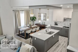 Interior - NEW - Modern Escape - KingBed - Fireplace - Garage - Netflix (Edmonton)