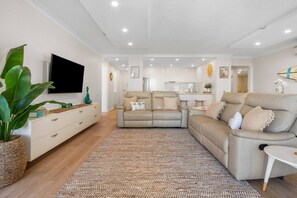 TV - Carrington Coastal Escape - Views, Wi-fi, Parking (Main Beach)