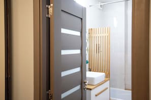 Hårtork, handdukar, tvål och toalettpapper