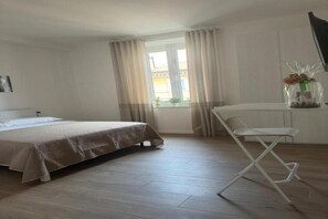 Iron/ironing board, WiFi, bed sheets - LINDA room rentals (Ancona)