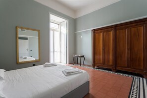 Desk - Nea Family in Naples city centre (Napoli)