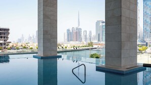 Ein unendlicher Pool mit freiem Blick auf den Burj Khalifa und die umliegenden Gebäude.
