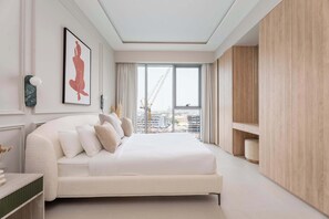 4 bedrooms, iron/ironing board, WiFi, bed sheets - Elegant 3BR + Office | Canal View | Pool & Gym Access (Al Wasl)