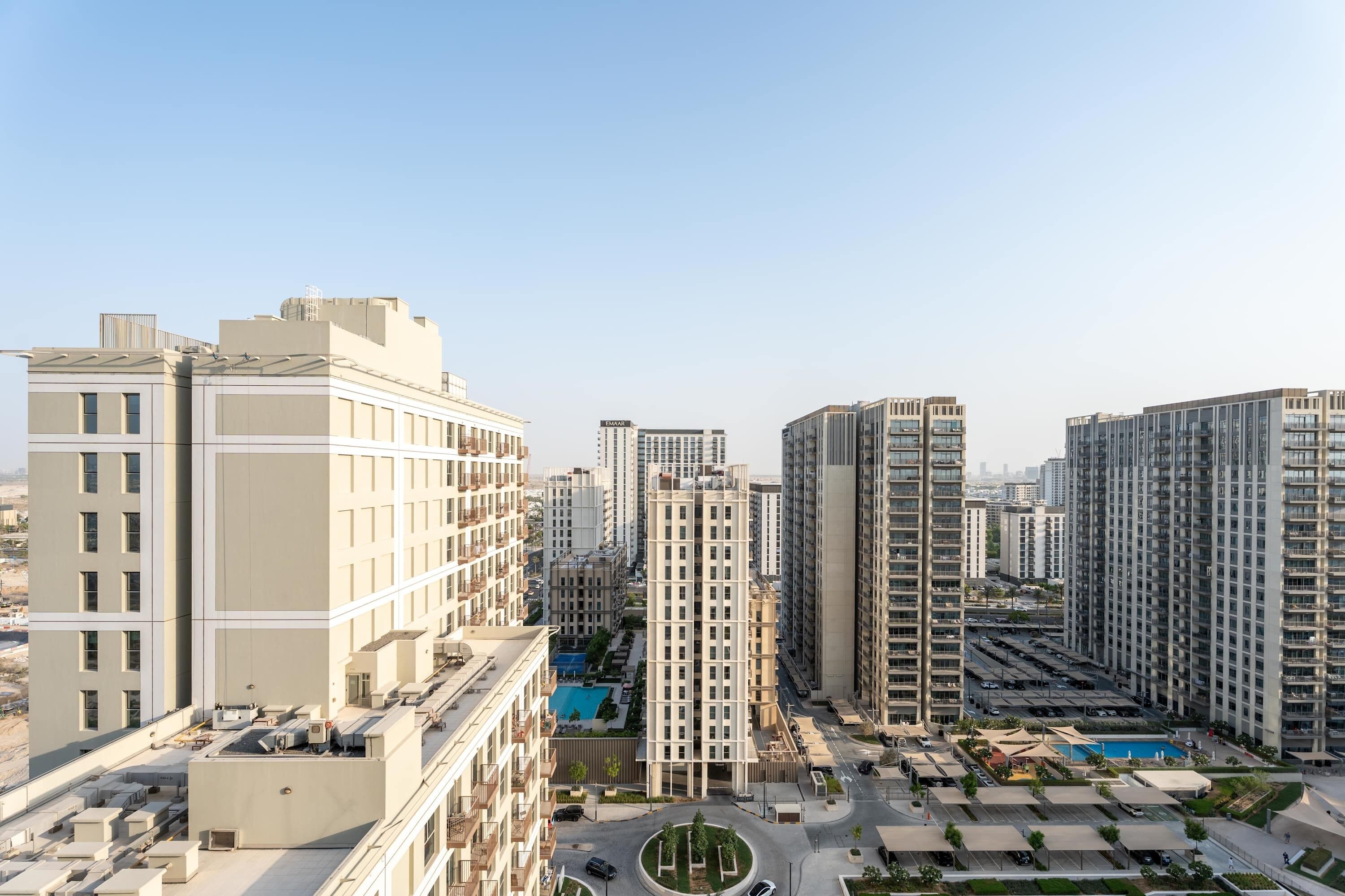 Un complesso residenziale con diversi edifici, un cortile centrale e una piscina.