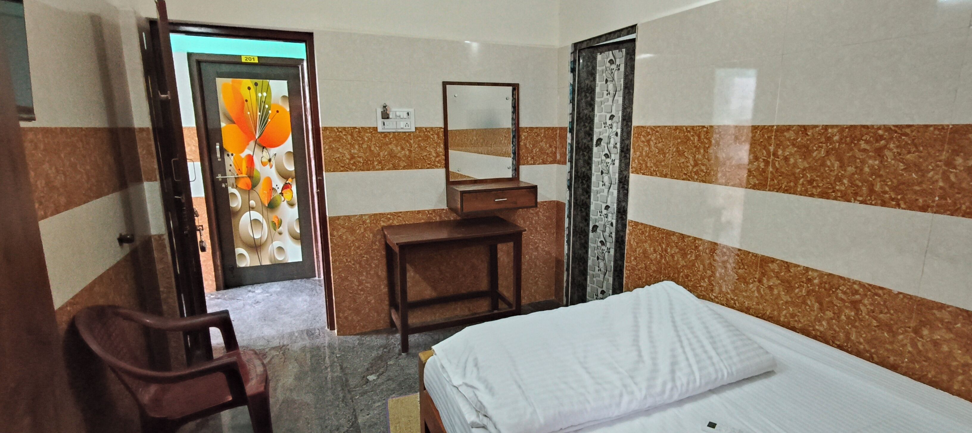 Yhden hengen standard-huone, parveke | Tallelokero huoneessa, työpöytä