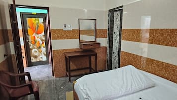 Yhden hengen standard-huone, parveke | Tallelokero huoneessa, työpöytä