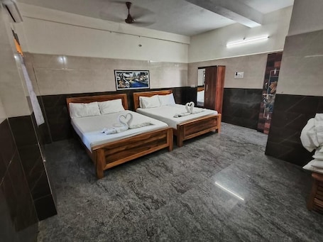 Caja fuerte y escritorio. VRS INN