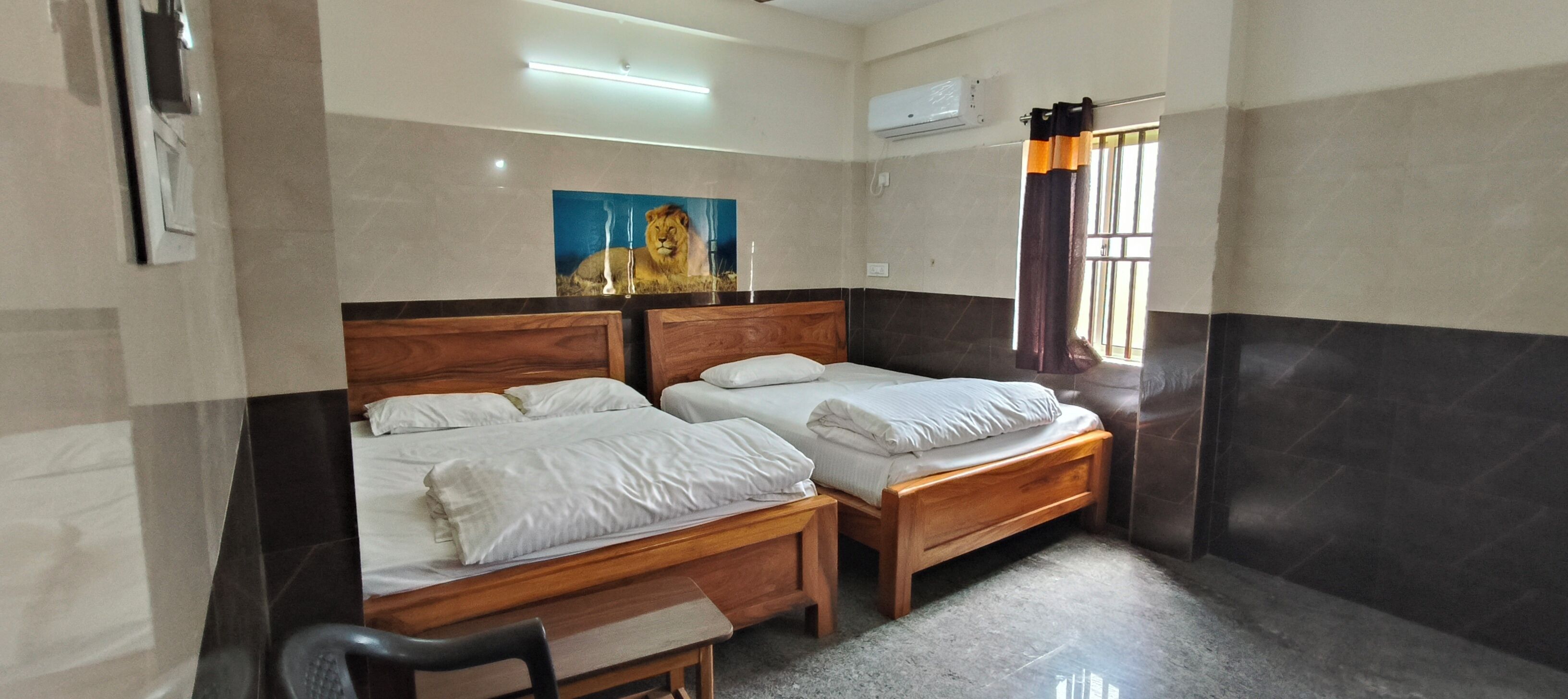 Kahden hengen deluxe-huone (yksi tai kaksi sänkyä), parveke | Tallelokero huoneessa, työpöytä