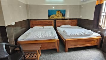 Kahden hengen deluxe-huone (yksi tai kaksi sänkyä), parveke | Tallelokero huoneessa, työpöytä