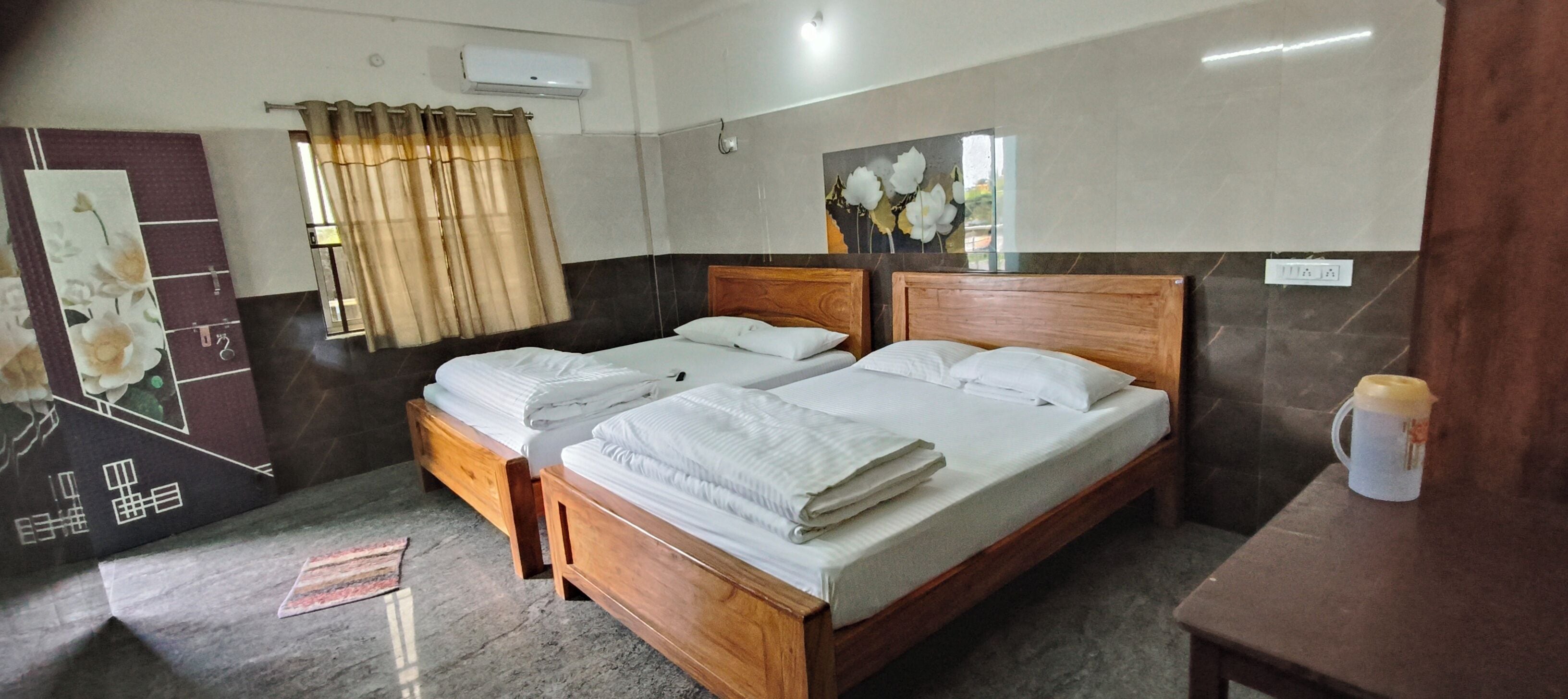 Een hotelkamer met twee houten bedden, een marmeren vloer, een wandairconditioner en een schilderij boven de bedden.