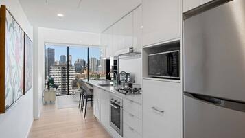 Fridge, microwave, stovetop, dishwasher