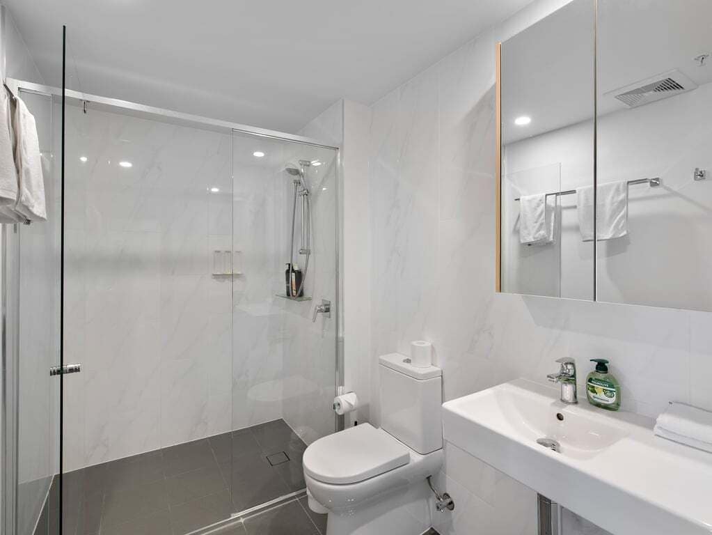 Een haardroger, handdoeken, shampoo, toiletpapier