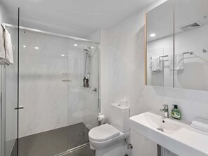 Hair dryer, towels, shampoo, toilet paper - Top Location Convenient City View Modern Living (Brisbane)