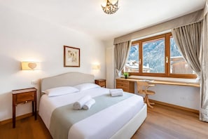 Apartamento standard, vários quartos, 2 banheiros (Charming Apartment Close to Cableway) | 3 quartos, Wi-Fi (sobretaxa), roupa de cama