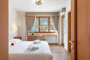 Appartamento Standard, camere multiple, 2 bagni (Charming Apartment Close to Cableway) | 3 camere, Wi-Fi (a pagamento), lenzuola