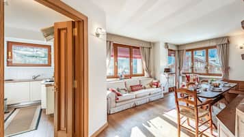 Standard Apartment, Multiple Bedrooms, 2 Bathrooms (Charming Apartment Close to Cableway) | Living area | 21-inch flat-screen TV with cable channels