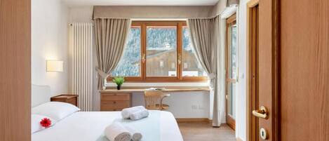 Standard Apartment, Multiple Bedrooms, 2 Bathrooms (Charming Apartment Close to Cableway) | 3 bedrooms, WiFi, bed sheets