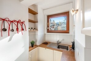 Appartamento Standard, camere multiple, 2 bagni (Charming Apartment Close to Cableway) | Cucina privata | Frigorifero, microonde, forno, piano cottura