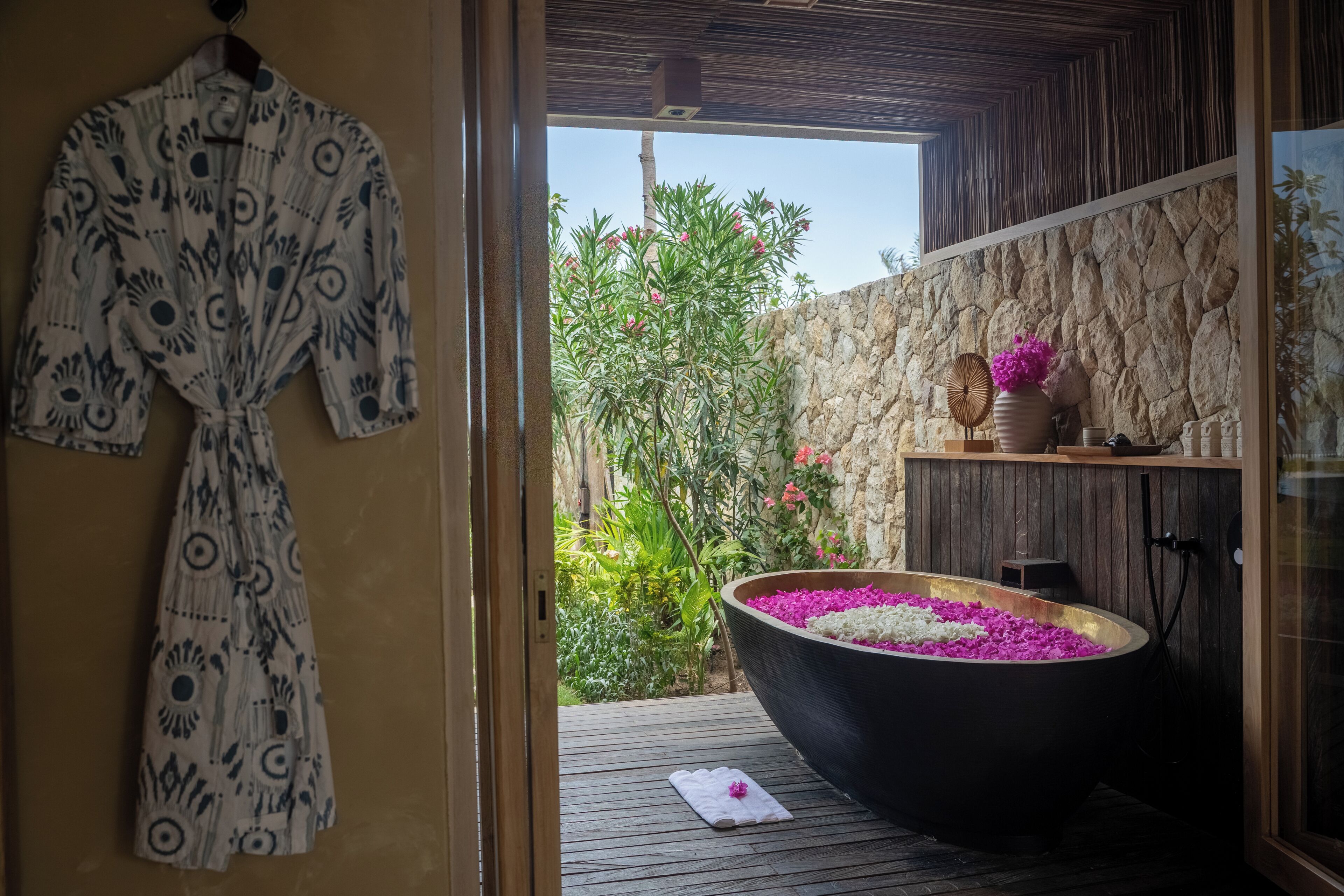 獨立浴缸和淋浴設備、吹風機、拖鞋、毛巾