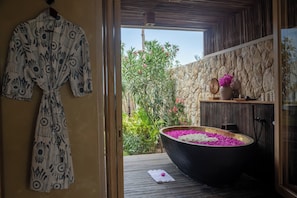 Badewanne und Dusche (separat), Haartrockner, Hausschuhe, Handtücher