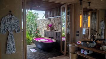 Huvila, valtamerinäköala | Kylpyhuone | Erillinen kylpyamme ja suihku, hiustenkuivaaja, tohvelit, pyyhkeet