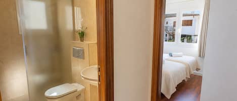 Shower, hair dryer, bidet, towels