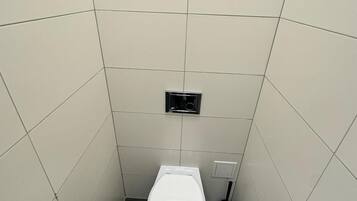 Haartrockner, Handtücher, Seife, Toilettenpapier