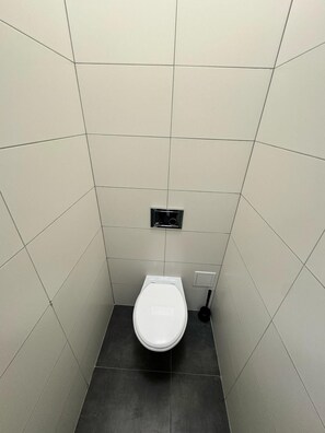 Hiustenkuivaaja, pyyhkeet, saippua, vessapaperi