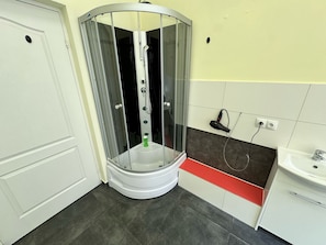 Secadora de cabello, toallas, jabón, papel de baño