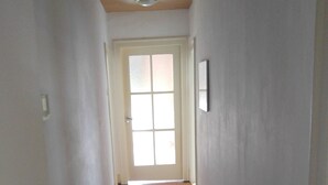 A narrow hallway with wooden flooring and white walls. - 140 sqm, 5 rooms, up to 10 people (Ludwigshafen am Rhein)