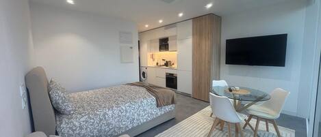 Iron/ironing board, WiFi, bed sheets