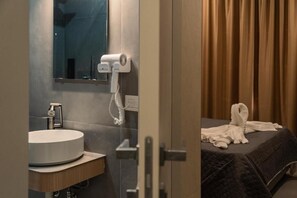 Douche, sèche-cheveux, serviettes fournies, savon