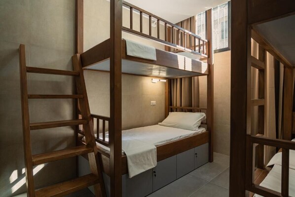 A bunk bed room with a wooden ladder and a window. - HOSTEL INN PETRELLA (Milan)