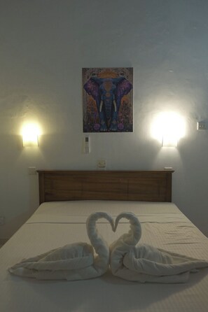 Quarto triplo, sacada, vista para a cidade | Escrivaninha, Wi-Fi de cortesia