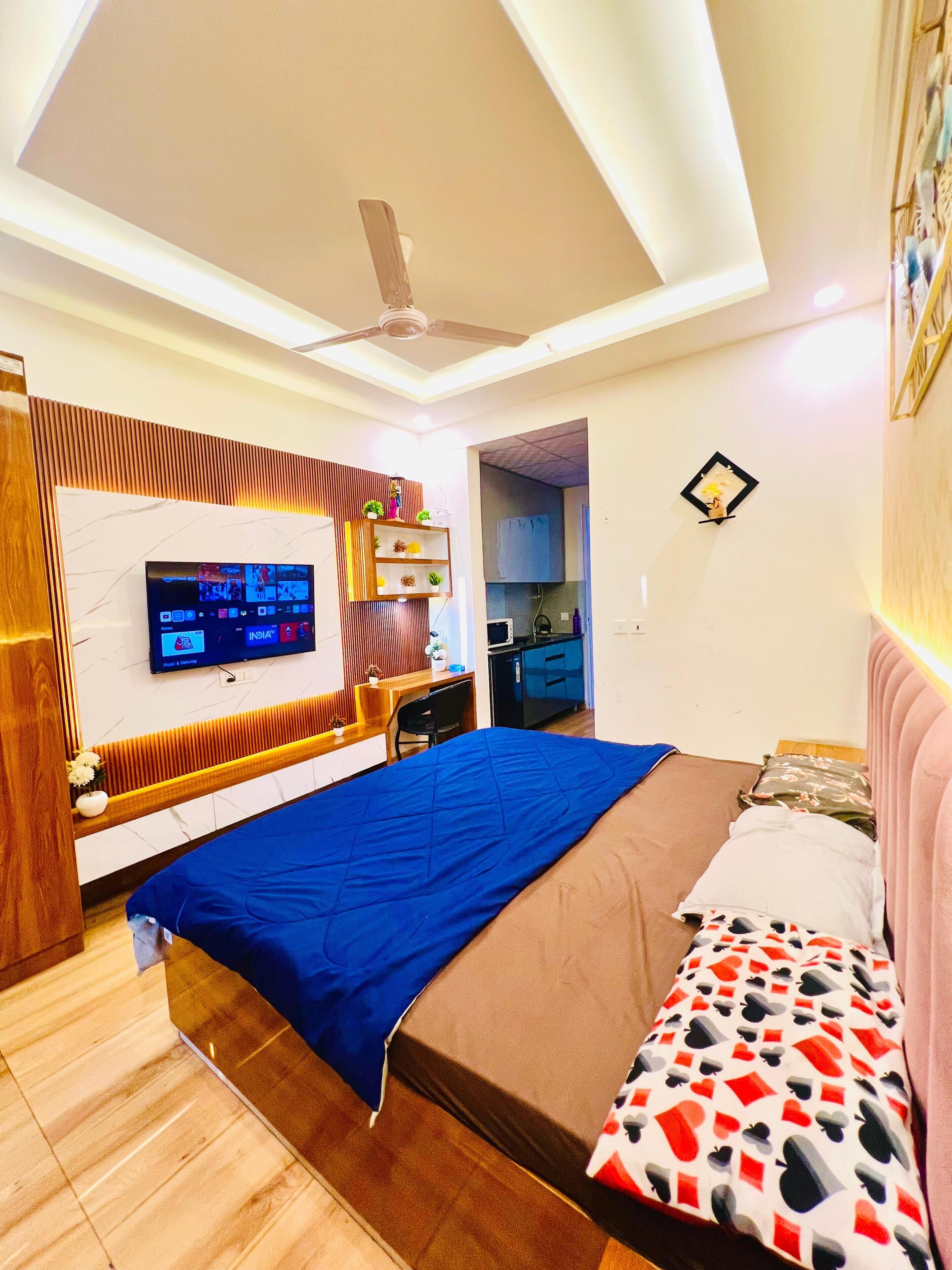 Quarto solteiro luxo, sacada, vista para a cidade | Escrivaninha, espaço de trabalho para notebook