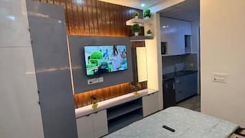 Desk, laptop workspace, iron/ironing board, free WiFi