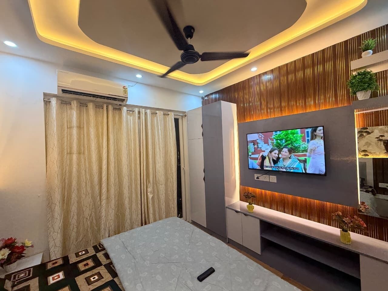 Desk, laptop workspace, iron/ironing board, free WiFi