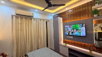 Desk, laptop workspace, iron/ironing board, free WiFi