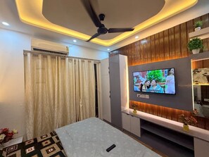 Desk, laptop workspace, iron/ironing board, free WiFi - The cozy Nest & Stay (Greater Noida)