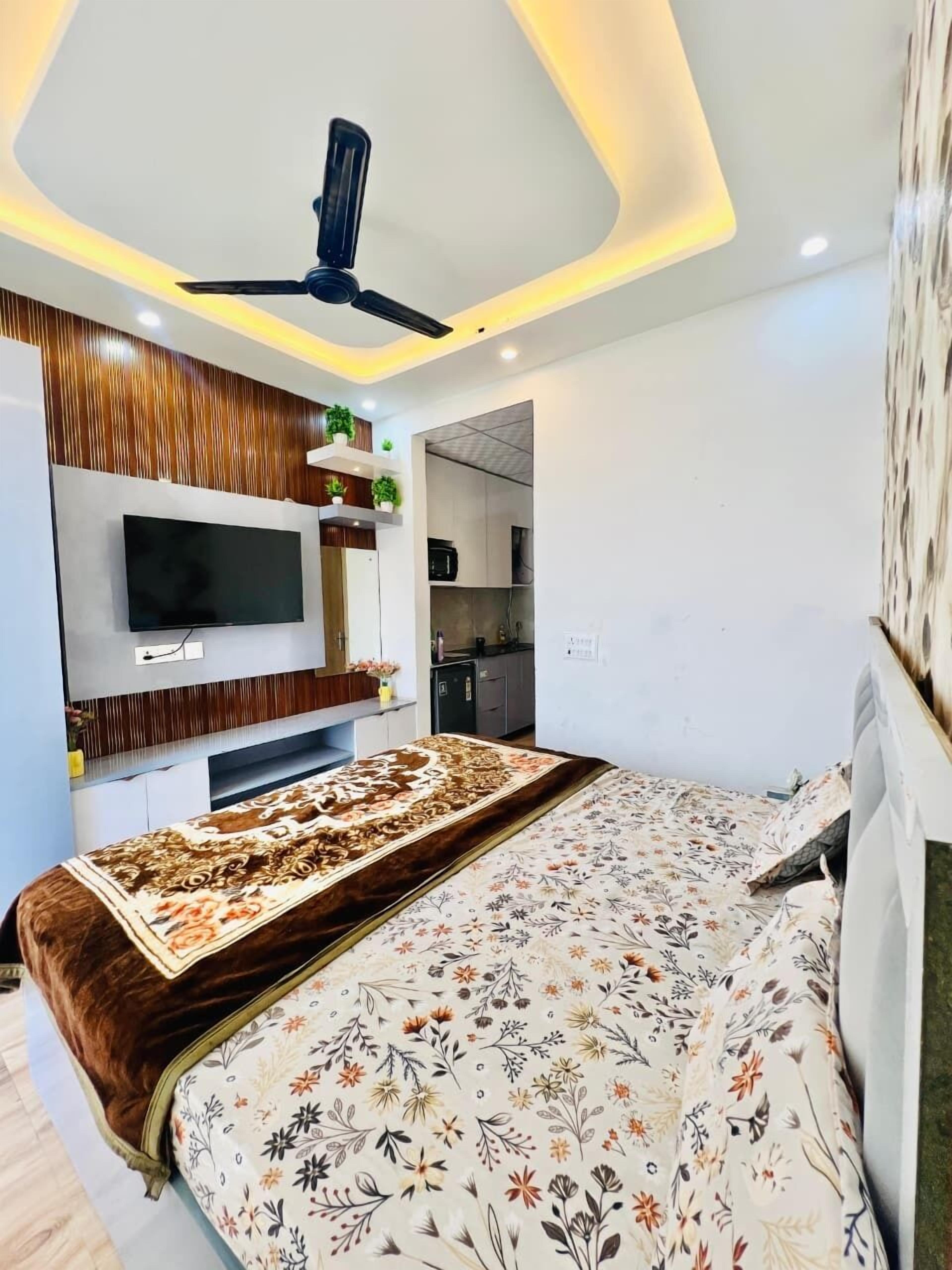 Desk, laptop workspace, iron/ironing board, free WiFi