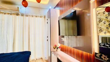 Habitación individual Deluxe, balcón, vistas a la ciudad | Escritorio y espacio para trabajar con un portátil