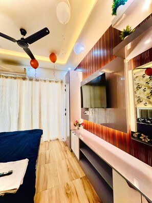 Deluxe Single Room, Balcony, City View - The cozy Nest & Stay (Greater Noida)