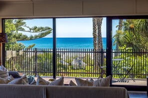Interior - Moana Beach House - Moana Beach House is a recently renovated two bedroom, two bathroom beach house set directly on the sand at Onetangi Beach. With a flat lawn leading straight onto the beach, it offers rare walk on beachfront access. The house feat (Waiheke Island)