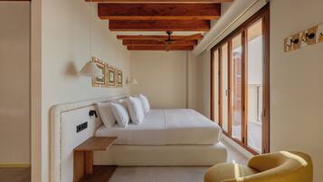 Superior Double Room, Sea View | Premium bedding, minibar, in-room safe, desk