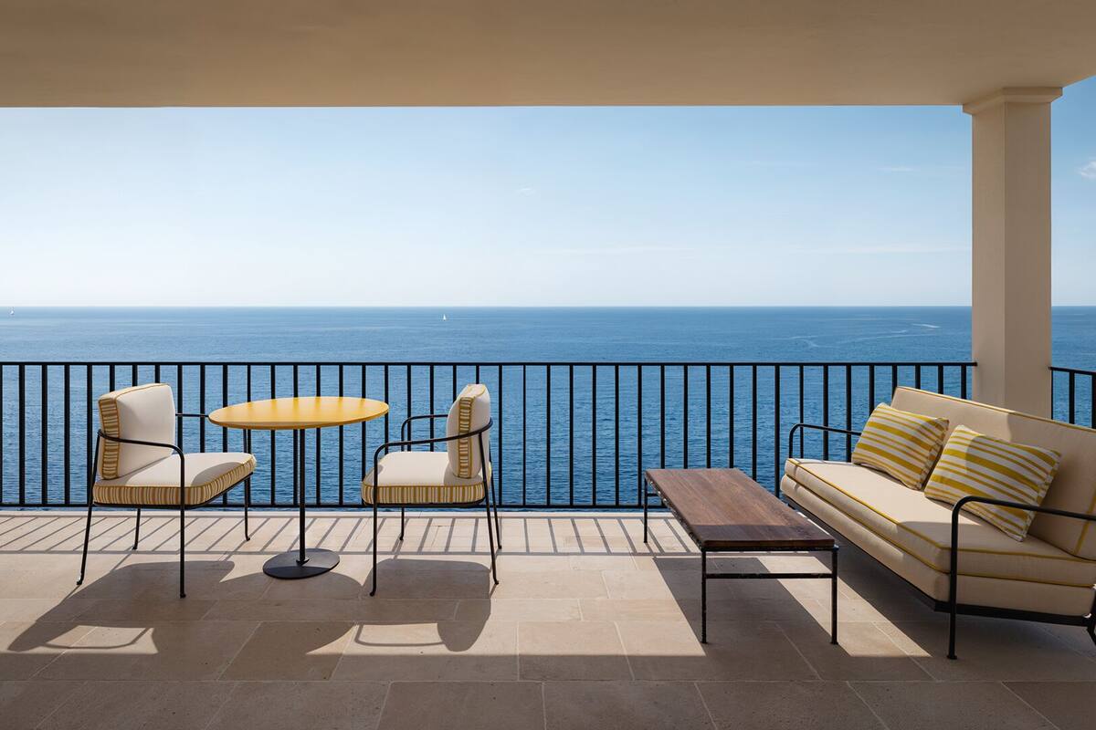 Junior Suite | Premium bedding, minibar, in-room safe, individually decorated