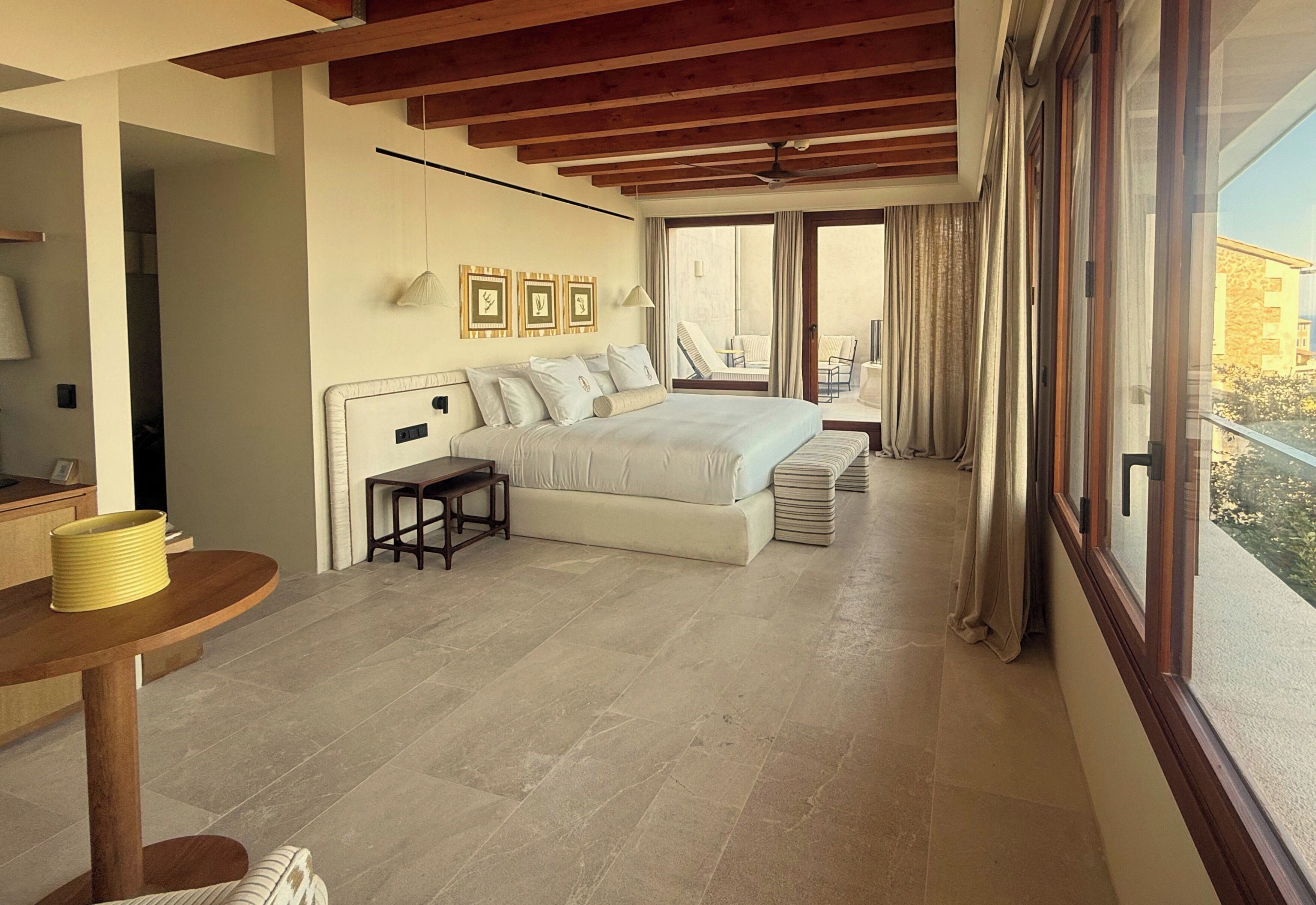 Suite Deluxe, Terraza, vista al mar | Ropa de cama de alta calidad y minibar 