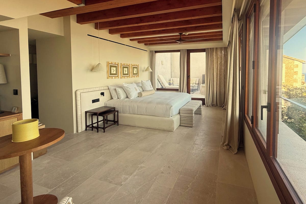 Suite Deluxe, Terraza, vista al mar | Ropa de cama de alta calidad y minibar