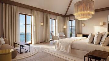 Signature suite, terras, uitzicht op zee | Luxe beddengoed, een minibar, een kluis op de kamer