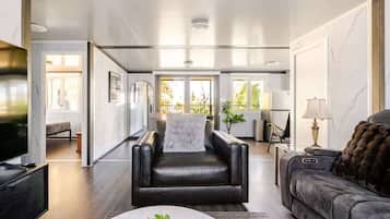 Una televisión, una oficina