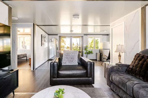 Overlooking a Park - A sunny escape